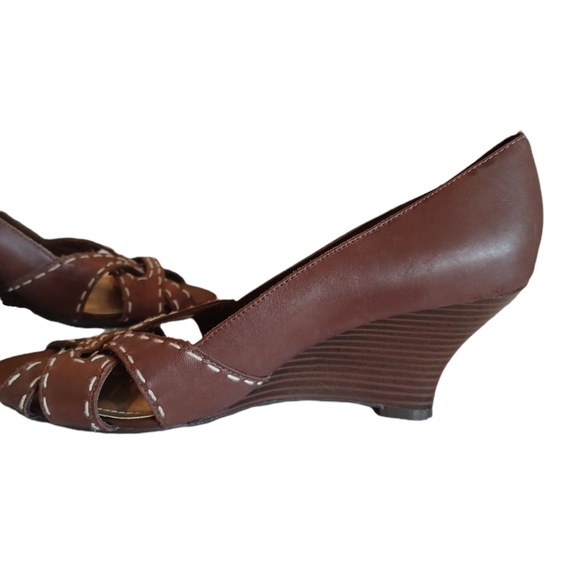 Brown leather open toe heel/sandal. Size 8 - Picture 4 of 5